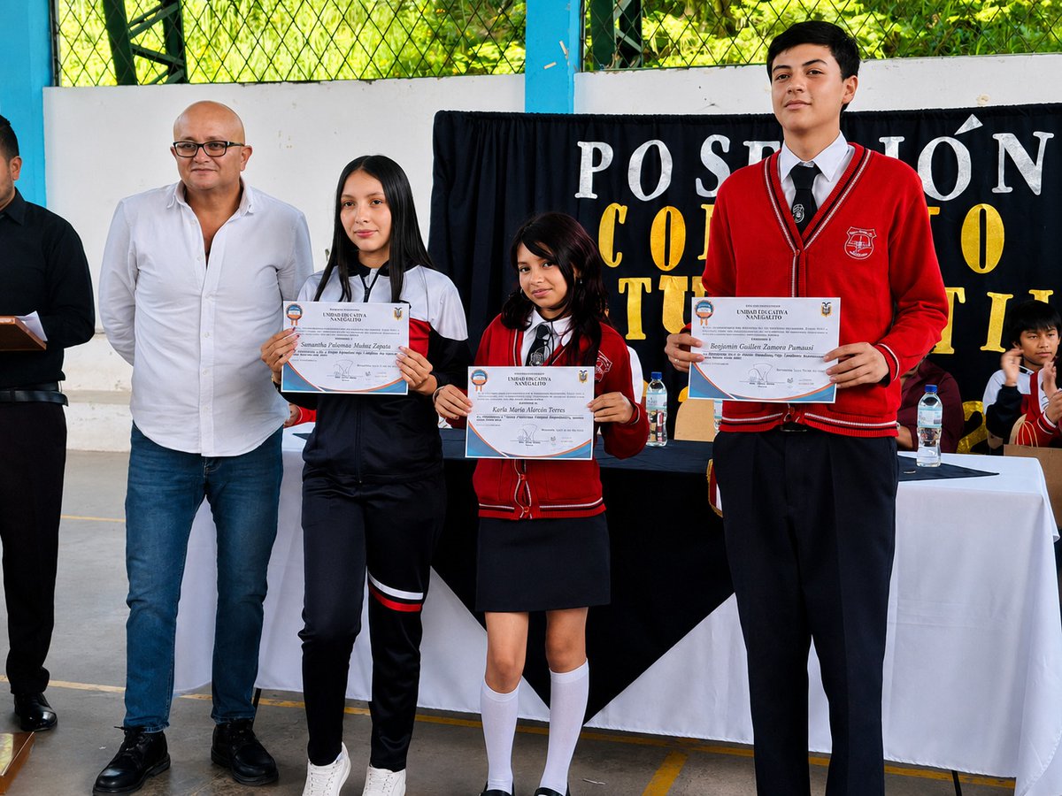 EducacionZ9_Ec's tweet photo. 🗳️🎓 Fomentamos la participación, el liderazgo y el trabajo en equipo con la posesión de los Consejos Estudiantiles en las Unidades Educativas Nanegalito y San Francisco de Quito, fortaleciendo la democracia y el compromiso de los estudiantes con su comunidad educativa. 🤝 https://t.co/FX2Huw7aDU