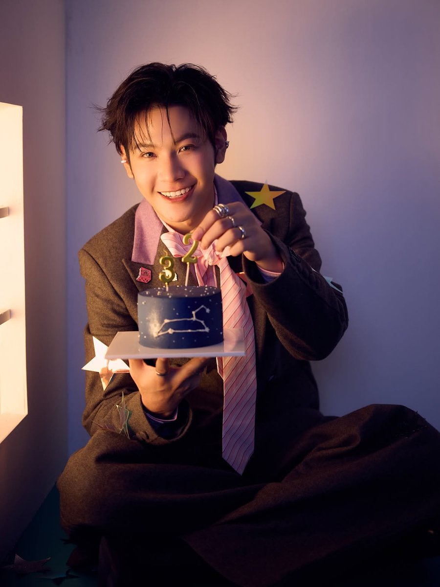lovesingto14's tweet photo. 사진이 너무 너무 잘생기고 예쁘네요~😍 우리 싱토왕자님이 행복한 생일을 보냈길 바래요~🙏 숫자 2를 앞에 놓는 깜찍한 장난을 하는 걸 보면서 빵터졌어요🤭 우리에게는 영원한 어린왕자인 우리 싱토왕자님, 늘 지금처럼 행복한 미소만 짓길🙏🦁 
💛🫶

#SingtoBD2026
#SingtoPrachaya 
@stjinx_maya https://t.co/KsO2YIULUw