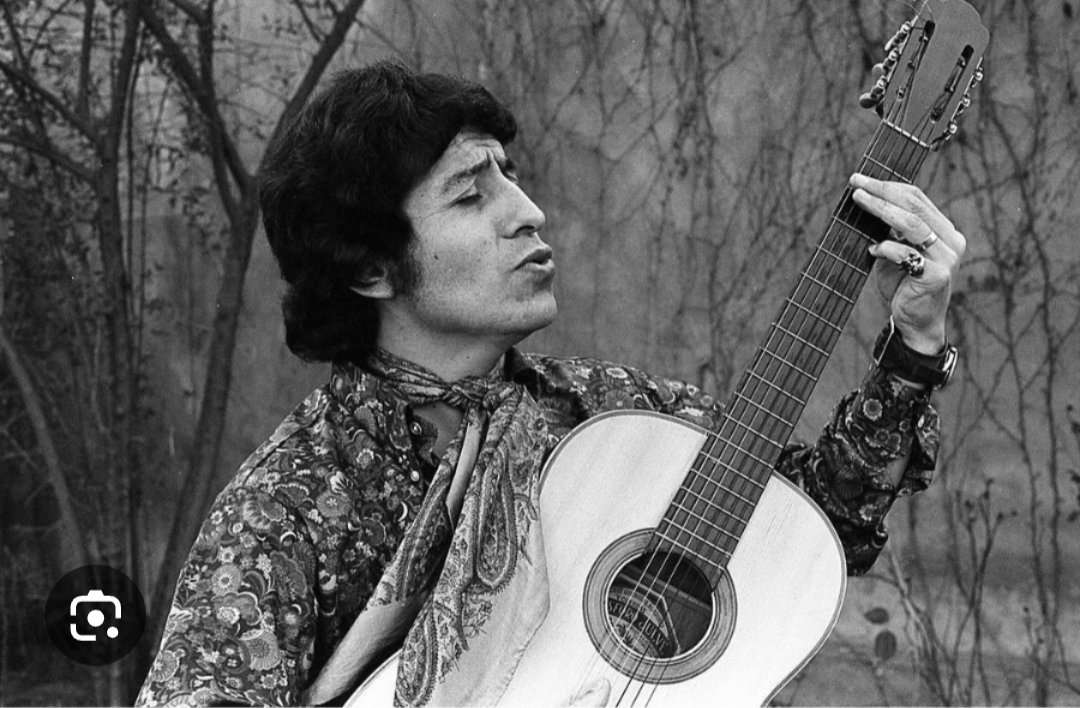 aquileshervas's tweet photo. Acaba de suceder algo en la historia latinoamericana que es preciso para los abusos de hoy en Ecuador.

Atrapan al fugitivo culpable del asesinato del cantautor, trovador y músico Víctor Jara (a quien además fracturaron las manos por su uso en la guitarra), se trata del coronel (r) del Ejército Nelson Haase Mazzei,  capturado el 25 de julio de 2026 escondido en una zona rural de Chile, éste fue el último prófugo de todo el largo grupo de asesinos y torturadores en la dictadura chilena.

Haase va a estar preso 25 años, pero jamás tuvo una vida tranquila, ni siquiera tuvo un poder real, él operó como un engranaje ejecutor y represivo dentro de la estructura de la dictadura y gozó poco del ciclo más alto del ejercicio del poder. Miremos la historia de Haase.

Fue parte de la Dirección de Inteligencia Nacional (DINA) por menos de 5 años, después le bajaron el perfil para prevenir problemas debido al alto trabajo sucio que hacía, fue a la congeladora en alguna vetusta oficina hasta que cayó la dictadura.  Vivió en las sombras 15 años más, hasta que lo identificaron socialmente.

Le llegaron las "Funas" o acciones callejeras, al ser identificado públicamente por agrupaciones de derechos humanos debido a su rol represivo, el exmilitar enfrentó el repudio público que lo mató socialmente por al menos 15 años más,  organizaciones civiles como la Comisión Funa realizaron manifestaciones públicas frente a sus espacios de trabajo y domicilio para exponerlo ante la comunidad antes de que la justicia ordinaria lo procesara.

Poco después un grupo de conscriptos del Regimiento Tejas Verdes decidió hablar y comenzaron a romper el pacto de silencio ante la justicia, las declaraciones apuntaron directamente a que el entonces teniente Haase Mazzei comandaba la sección militar a cargo de los prisioneros en el subterráneo del Estadio Chile cuando Víctor Jara y otros fueron ejecutados; y, a partir de ahí ha pasado años de su vida en juicios y gastos de los recursos que acumuló y que jamás pudo disfrutar plenamente.

El dictador está muerto (también tiene una historia similar), pero son todos estos vasallos los que quedan a responder por el dolor y excesos que produjeron; y, no es un consejo, porque todos los que hoy están actuando sin respetar la Constitución y los derechos en Ecuador y otros países de gobiernos extremistas del mundo, no merecen la preocupación de nadie, se trata de un dato histórico y una certeza educativa, para que sepamos que la perversidad no gana, que 5 años (o menos) de poder y algo de dinero no son nada comparados con 5 décadas de pasar huyendo, escondiéndose, cubriendo sus pistas, hasta que terminan dónde deben terminar.

Por eso el pueblo en su infinita sabiduría algún día en la historia y sus luchas sentenció: Ningún poder es eterno. 

Y hoy, en el sempiterno lugar donde se encuentre El cantautor, trovador y poeta Victor Jara echemos al viento para recordarle uno de sus más bellos versos:

"Allí hermano, aquí sobre la tierra, el alma se nos llena de banderas que avanzan, contra el miedo avanzan. Venceremos.  
Mi canto es una cadena sin comienzo ni final y en cada eslabón se encuentra el canto de los demás" V.J.