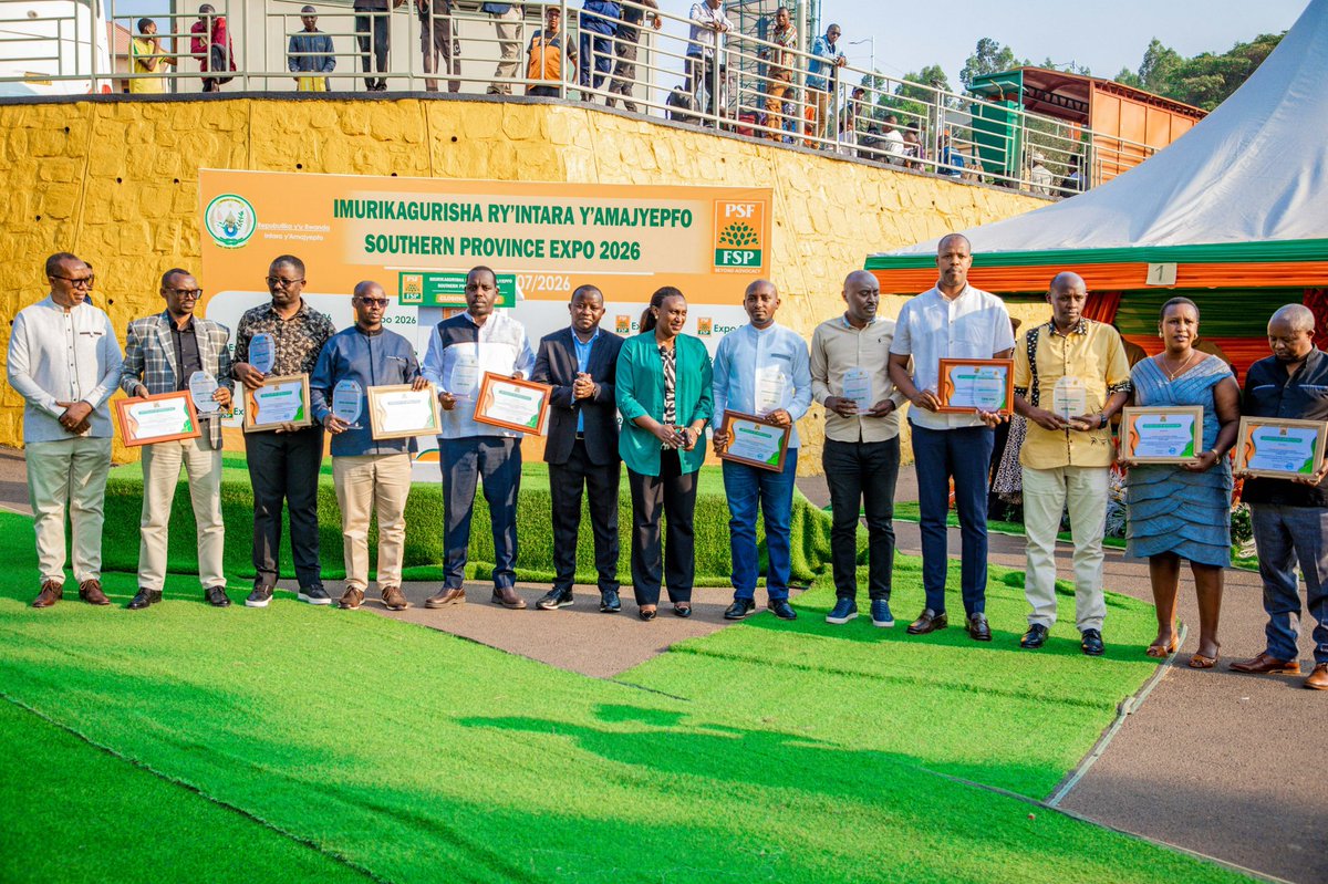 RwandaSouth's tweet photo. Uyu mugoroba, Guverineri @AKayitesiAlice yasoje ku mugaragaro Imurikagurisha ry’Intara,2026 ryaberega mu Karere ka @HuyeDistrict. Yashimiye @PSF_Rwanda ku bufatanye, anashimira abayobozi b’Uturere ku ruhare rwabo. Yanakanguriye abashoramari gushora imari muri @RwandaSouth. 1/2 https://t.co/tFYQfsOJSe