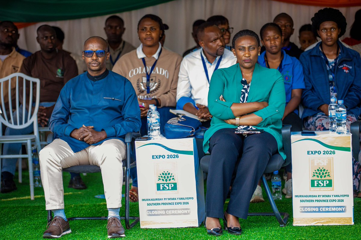 RwandaSouth's tweet photo. Uyu mugoroba, Guverineri @AKayitesiAlice yasoje ku mugaragaro Imurikagurisha ry’Intara,2026 ryaberega mu Karere ka @HuyeDistrict. Yashimiye @PSF_Rwanda ku bufatanye, anashimira abayobozi b’Uturere ku ruhare rwabo. Yanakanguriye abashoramari gushora imari muri @RwandaSouth. 1/2 https://t.co/tFYQfsOJSe