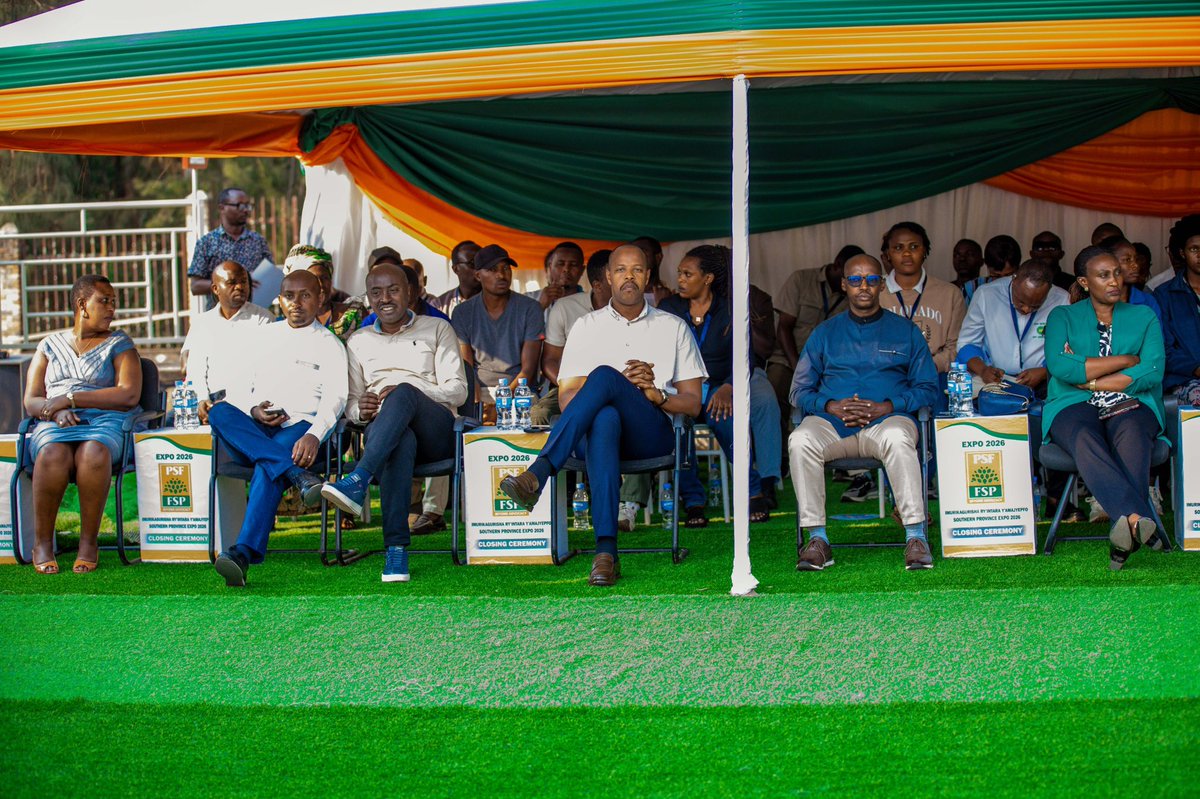 RwandaSouth's tweet photo. Uyu mugoroba, Guverineri @AKayitesiAlice yasoje ku mugaragaro Imurikagurisha ry’Intara,2026 ryaberega mu Karere ka @HuyeDistrict. Yashimiye @PSF_Rwanda ku bufatanye, anashimira abayobozi b’Uturere ku ruhare rwabo. Yanakanguriye abashoramari gushora imari muri @RwandaSouth. 1/2 https://t.co/tFYQfsOJSe