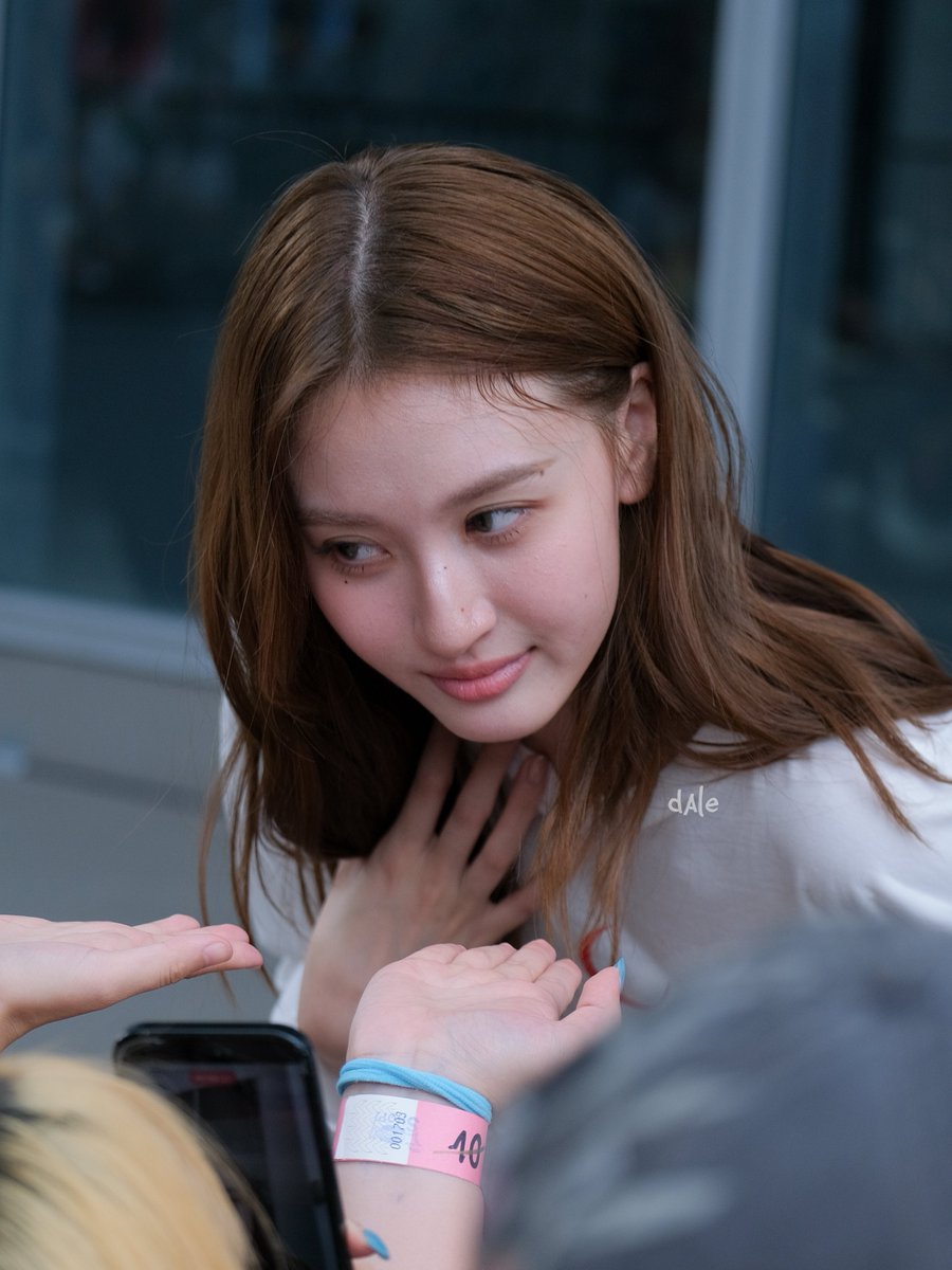 ilybenyapa's tweet photo. same person 🙂‍↕️

VM FAMILY FAMSIGN
#งานมหกรรมนิยายนานาชาติ2026xViewMim 
#viewbenyapa #สระอิของวว https://t.co/pVjnnIKspI