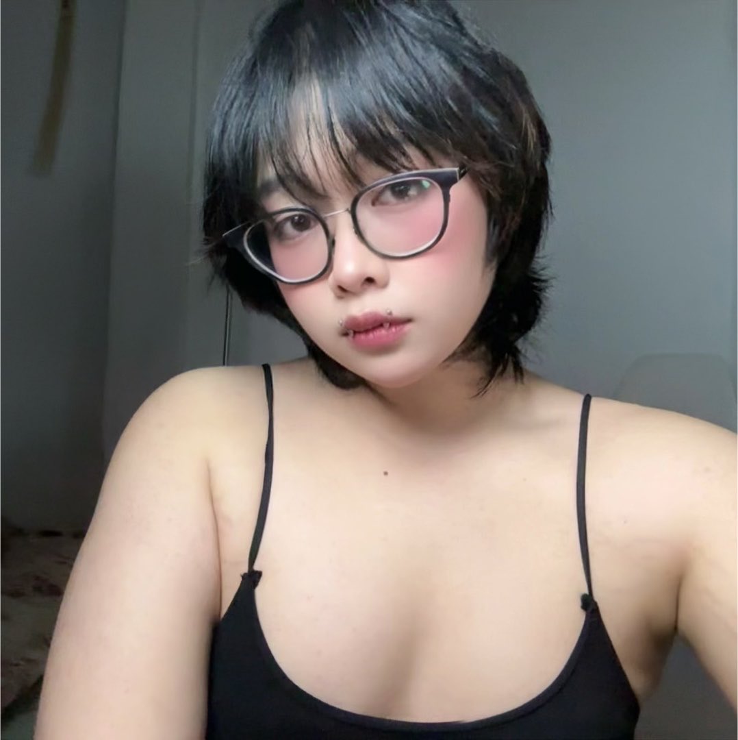 sulettakinnie's tweet photo. i think what’s funnier is that i had bigger chest back then and was the “bigger chested” joke of my cis friends vs now transitioned but i did however bench 150kg back then now i don’t bench at all lmao https://t.co/jnNoGOXLKz