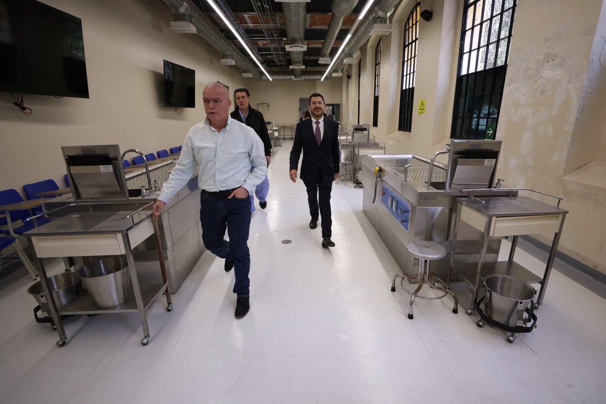 martibatres's tweet photo. El ex-Director Médico del @ISSSTE_mx, @RamiroLopezE, hoy Subsecretario de @SSalud_mx, creó el “𝗩𝗲𝘀𝗮𝗹𝗶𝘂𝘀”, un Centro de Entrenamiento e Investigación en Anatomía Quirúrgica. Es un espacio para que profesionales de la salud fortalezcan sus conocimientos y habilidades, antes de llevar la práctica al quirófano. 

A través de simulación quirúrgica de alta especialidad, tecnología de vanguardia y la colaboración con universidades e instituciones académicas, este centro se creó con la finalidad de alentar la formación continua, la investigación y el intercambio de experiencias entre especialistas nacionales e internacionales. 

Para el Instituto es de gran valor contar con la colaboración del Subsecretario @RamiroLopezE, quien ha dado seguimiento al funcionamiento de este espacio.