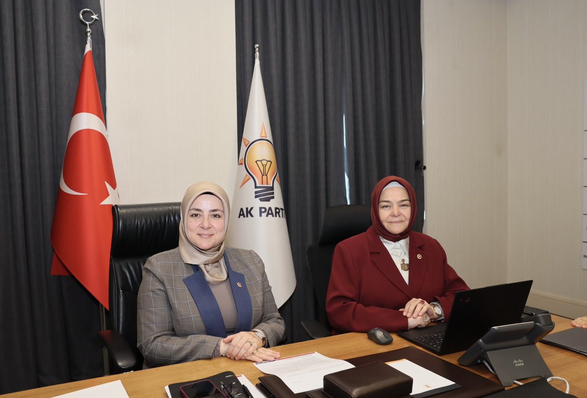 AKKADINGM's tweet photo. 📍 AK Parti Genel Merkez

Önceki dönem Aile ve Sosyal Politikalar Bakanımız, Eskişehir Milletvekilimiz Prof. Dr. Ayşen Gürcan’ın “Yönetim ve Organizasyonda Mizaç ve Kişilik Yapıları” başlıklı seminerinin ardından Kadın Kolları Merkez Yürütme Kurulu (MYK) toplantımızı Başkanımız Sayın @tugbaisikercan başkanlığında gerçekleştirdik.