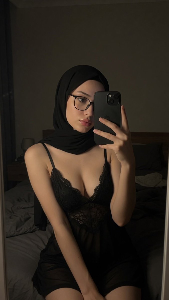 Turbanixx's tweet photo. Siyah dekoltem yakışmış mı? ✨ https://t.co/bZu7dxMNWA