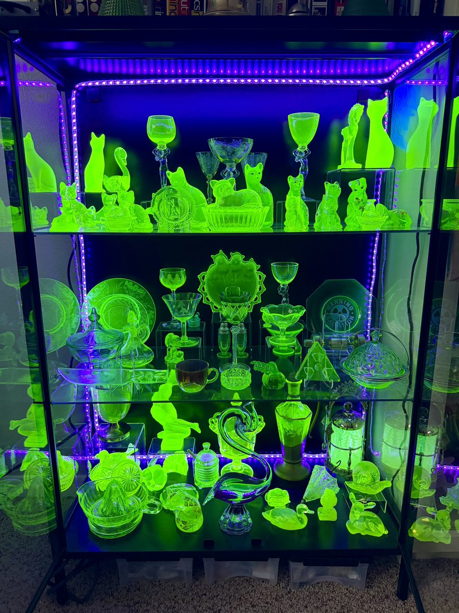 Karak33t's tweet photo. Little known fact about me, I love collecting uranium glass.💚 💛💚💛

#uranium #uraniumglass #radioactive #radioactiveglass #vaselineglass #glass #vintage #fenton #cambridgeglass #uraniumlamp #glowyglass #green #glasscats #cats https://t.co/2KkwRvGtoT