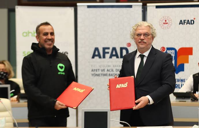 haberaktifcom's tweet photo. Hadi buyrun!

Uğur Dündar’ın Ahbap ifadesi: 

“Haluk Levent' e ilişkin köşe yazısı ya da medya aracılığıyla eleştiri yapmamamın ve şahsi tavsiyelerle yetinmemin sebebi Sayın Bakanlarla birlikte görüntü veren birine köstek olmak istememektir.

AHBAP, AFAD‘la da işbirliği yapmıştı” https://t.co/OosWl8bde4