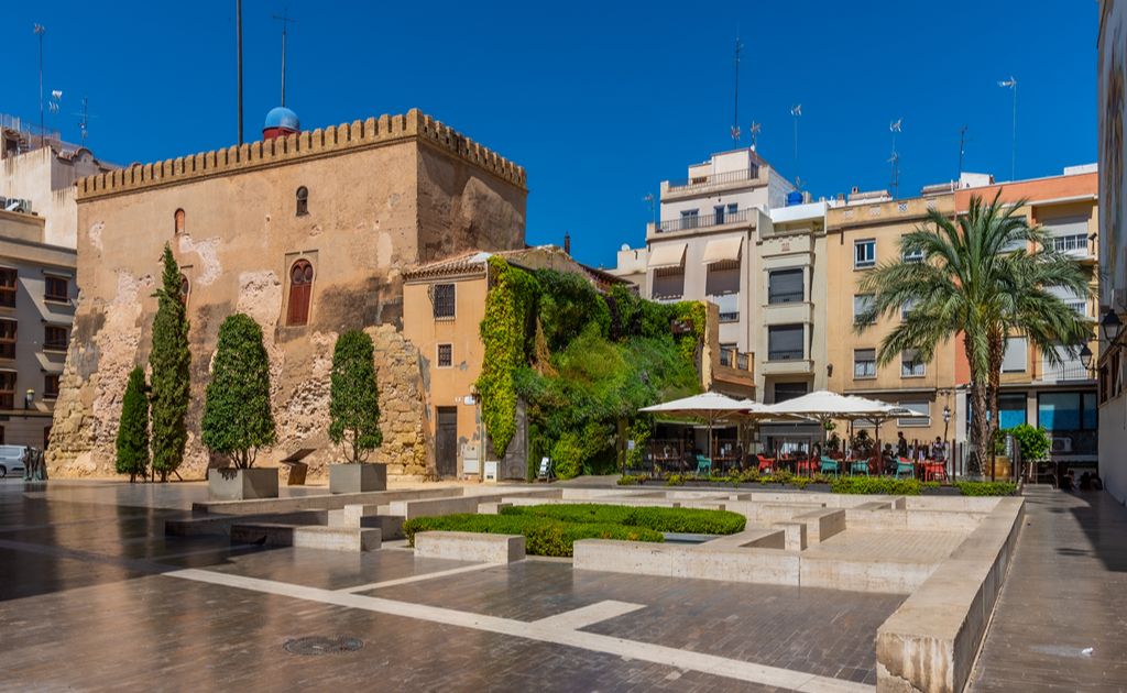 valenciaregion's tweet photo. Calahorra Tower, Elche 🏰🌴

This Almohad fortress once formed part of the town’s defences. Although the 1829 earthquake reduced its height, its ashlar walls and battlements still remain.

Make it part of your visit to Elche, the city with three UNESCO distinctions! 🌴

@visitelche  | #MediterraneanAttitude