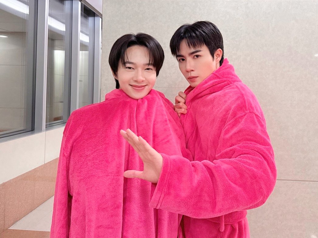 HUGELHEESeries's tweet photo. มนต์รักฮักอีหลี HUG E-LHEE : Somtum Rhapsody 🌶️🎙️

Q1 ~ เลิกกองแล้วววเด้อค่ะเด้อออ 💚🩷

มื้อนี้ขอขอบคุณพ่อแม่พี่น้องซุผู้ซุคนหล๊ายหลายยยที่ส่งแรงเชียร์ แรงใจและให้การต้อนรับ “มนต์รักฮักอีหลี HUG E-LHEE : Somtum Rhapsody” เป็นอย่างดี 🙏🏻✨

บัดนี้เป็นเวลาอันสมควรแล้วที่ซิบอกว่า… พ่อกันใหม่คิวหน้าเด้อค่าาา 🥰

HUG E LHEE Q1
#มนต์รักฮักอีหลีเปิดกล้องเด้อค่ะ