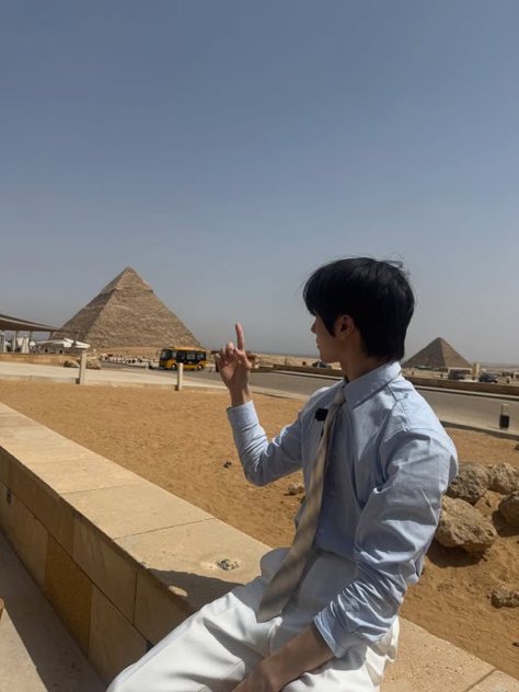 renjyoung's tweet photo. bro casually taking a pic with pyramid if giza what a dream https://t.co/enKw57XYwJ