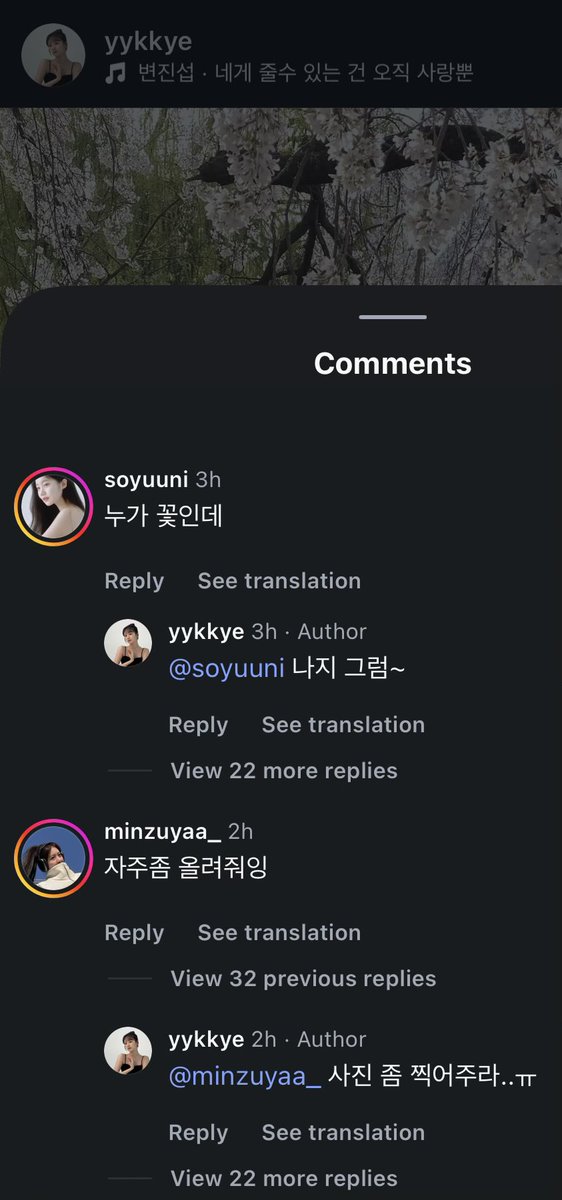 snw_mii's tweet photo. โซยุน: ใครคือดอกไม้กันนะ?
ㄴยูกยอง: ก็ฉันหนะสิ~

มินจู: อัพบ่อย ๆ หน่อยจิ
ㄴยูกยอง: งั้นก็ช่วยถ่ายให้หน่อยน้า..ㅠ

พี่สาว 2 คนสปอยล์น้องเล็กไม่หยุด แล้วมินจูคือรู้ใจแฟนมาก วันก่อนขอให้อูยอลไว้หน้าม้าต่อไป วันนี้อ้อนยูกยองให้ลงรูปบ่อย ๆ ตัวแทนหมู่บ้านสุด😍 #heartsignal5 https://t.co/We2IyNiVMW