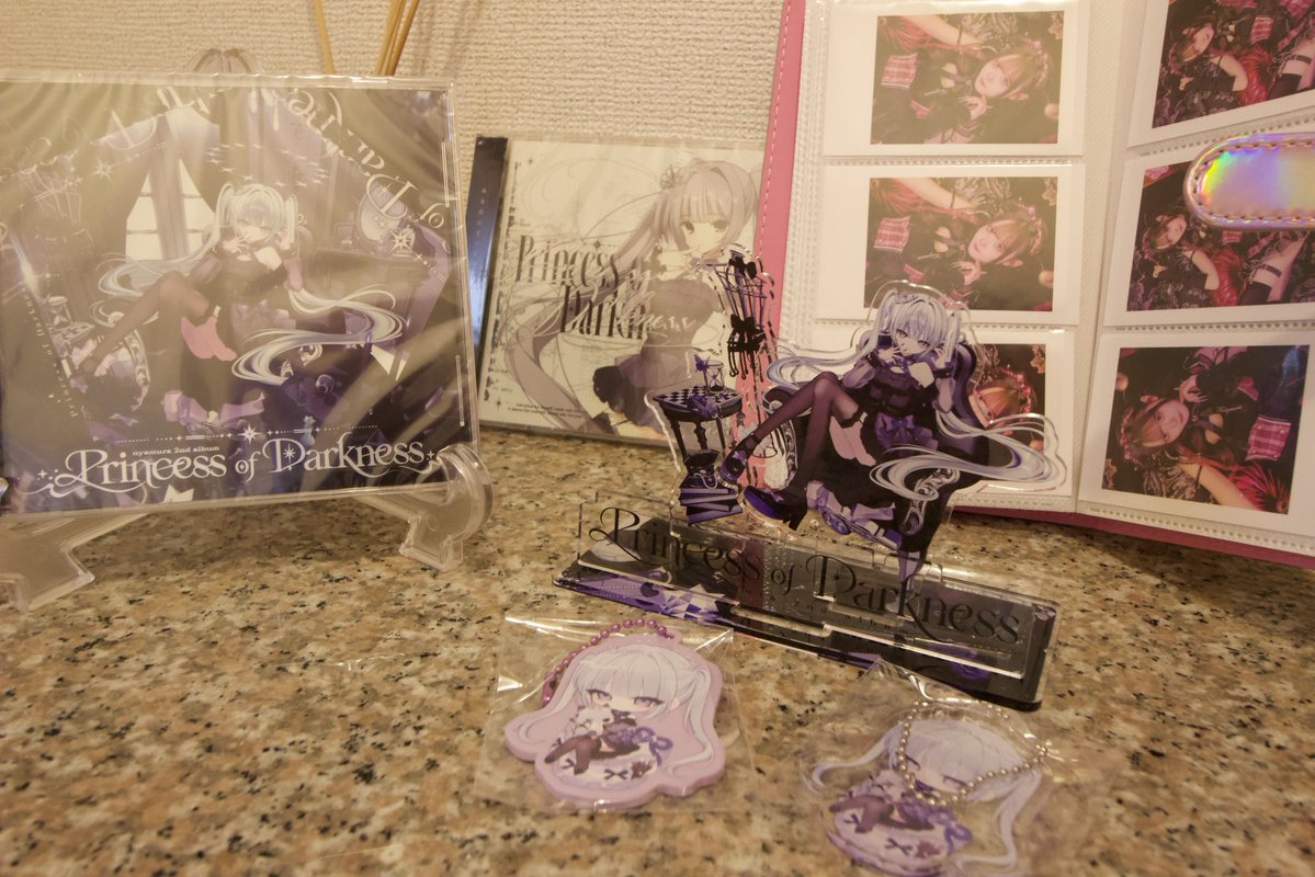 xaxt_2's tweet photo. みんなみたいに可愛いお部屋に可愛く飾るのは苦手だからこんな感じだけど自分的には満足♡ https://t.co/dgdIGRkFQ0