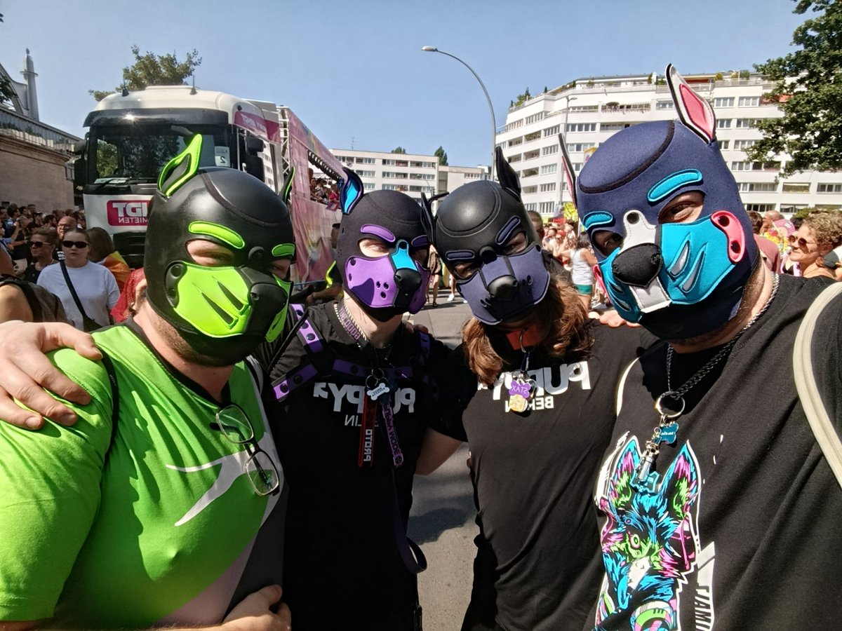 MetaPupAD's tweet photo. 📍CSD Berlin

With @SkippythePuppy , @PupArthos , Otis and Stax https://t.co/HV9xL6jSQW