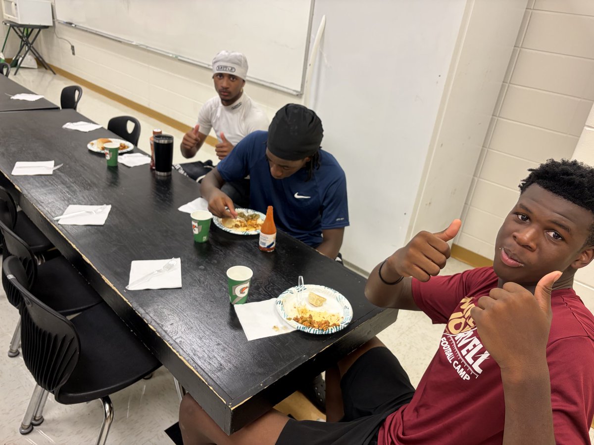 CCPackersFball's tweet photo. You know The Football season is back when the Moms are back! Thank you to our Packer Moms for the Meal! #GoPack https://t.co/XrFwTnO4pF