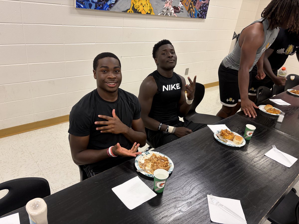 CCPackersFball's tweet photo. You know The Football season is back when the Moms are back! Thank you to our Packer Moms for the Meal! #GoPack https://t.co/XrFwTnO4pF