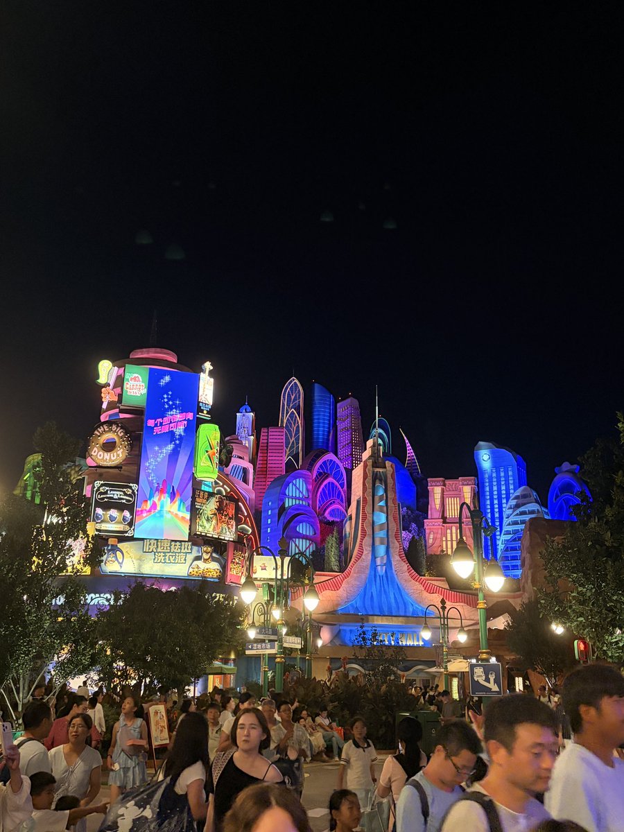 ATreuschel's tweet photo. Jour 2 : Disneyland Shanghai ! De magnifique découvertes au programme ! Y’a pas à dire, le parc est meilleur que notre version française. https://t.co/tiujEEeyK9