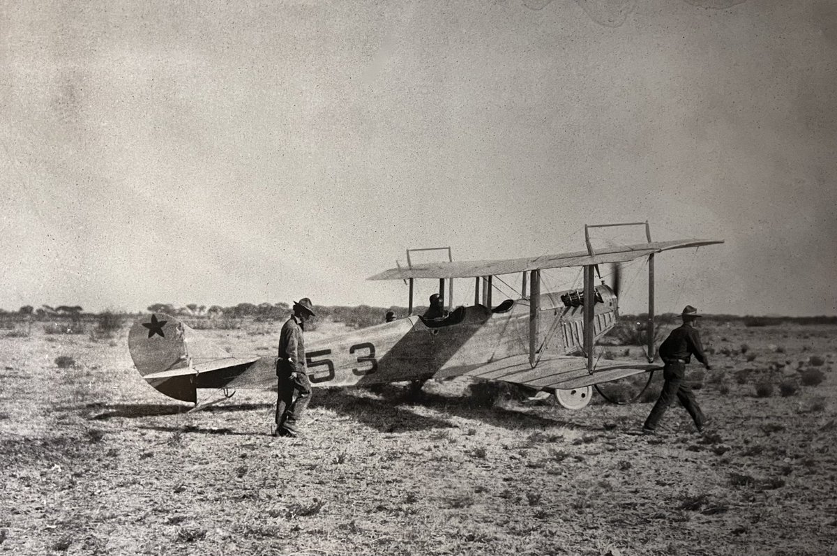 Cuauhtemoc_1521's tweet photo. Fotografía de 1916 en la cual aparece el oficial estadounidense G. Chapman preparando su avión para buscar a Pancho Villa en la inmensidad del desierto de Chihuahua durante la expedición punitiva liderada por Pershing para capturar a Pancho Villa. La expedición que en un inicio estuvo conformada por 5,000 soldados de EEUU llegó a tener hasta 12,000 efectivos que usaron desde aviones hasta tanques! No pudieron capturar a Doroteo Arango…. 
Fotografía expuesta en el @MIntervenciones