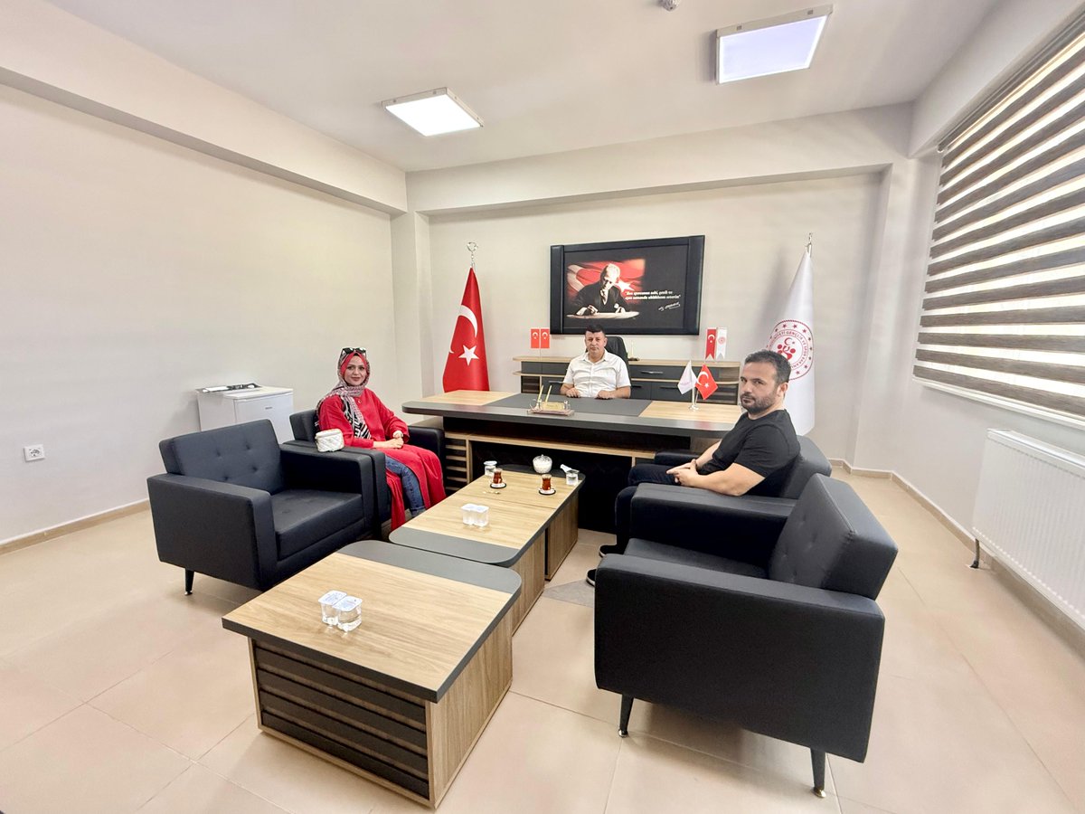 mauomerlimyo's tweet photo. Yüksekokul Müdürümüz Öğr. Gör. Amine YÜREK ve Müdür Yardımcımız Öğr. Gör. Ahmet Sait CENGİZ, Ömerli Gençlik ve Spor İlçe Müdürü Sayın Hasan AL’ ı makamında ziyaret etmiştir. https://t.co/CETMhnMsDs