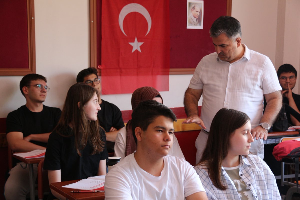 bergama_mem's tweet photo. 📜✍️İlçe Milli Eğitim Müdürümüz Sayın Ekrem ULUS, Bergamalı Kadri Anadolu İmam Hatip Lisesini ziyaret ederek gerçekleştirilmekte olan yeni eğitim öğretim yılına hazırlık çalışmaları hakkında okul idarecilerinden bilgi aldı. Müdürümüz, Destekleme Yetiştirme Yaz Kursuna katılan öğrenciler ve öğretmenlerle de bir araya gelerek sohbet etti.
@tcmeb @izmir_ilmem @yahsiomer @UlusEkrem