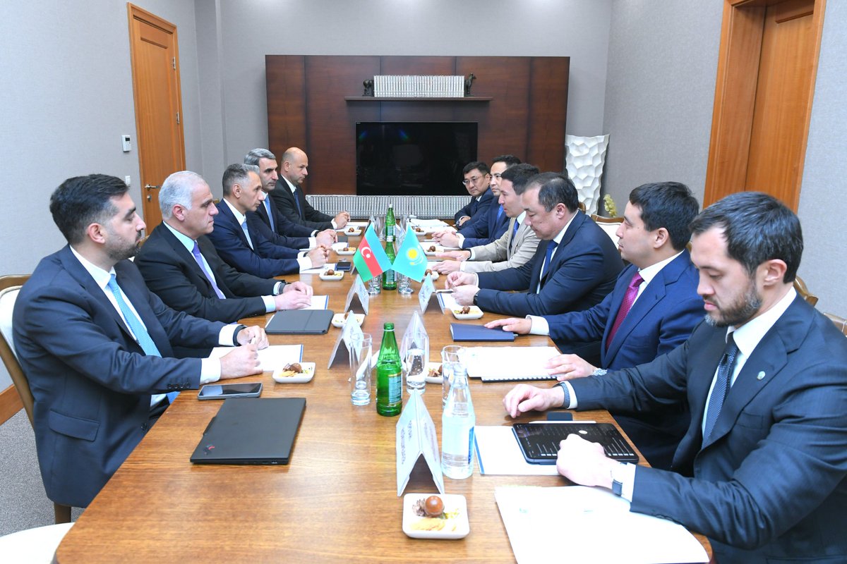 RashadNNabiyev's tweet photo. Qazaxıstanın nəqliyyat naziri Nurlan Sauranbayev, “Samruk-Kazına” ASC-nin İdarə Heyətinin sədri Nurlan Jakupov və “Qazaxıstan Dəmir Yolları”nın İdarə Heyətinin sədri Eljas Otınşıyev ilə görüş keçirdik.

Görüşdə Transxəzər Beynəlxalq Nəqliyyat Marşrutu üzrə əməkdaşlığın genişləndirilməsi, o cümlədən bərə gəmilərinə investisiya imkanları, avtomobil nəqliyyatı ilə yükdaşımaların artırılması, eləcə də Xəzər dənizinin dibi ilə sualtı fiber-optik kabel xəttinin çəkilməsi layihəsi ilə bağlı məsələləri müzakirə etdik.

Eyni zamanda Orta Dəhlizin inkişafına dair Saziş layihəsi və dəhlizin rəqəmsallaşdırılması istiqamətində görülən işlər ətrafında fikir mübadiləsi apardıq.
