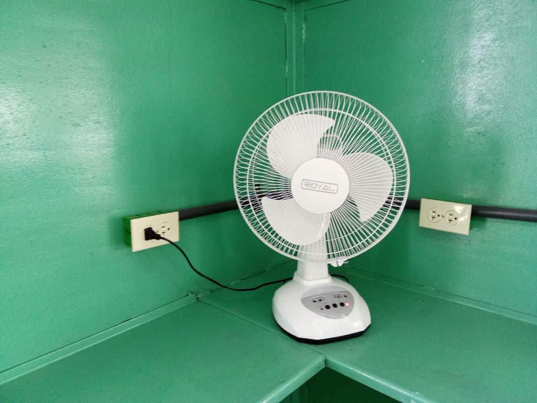 MagJorgeCastro's tweet photo. Susely Morfa la jefa del PCC en Villa Clara inaugura con bombos y platillos un local para cargar los teléfonos en medio de los apagones interminables.

El castrismo nos atrasó un siglo. https://t.co/Z8i6Niu8Xy