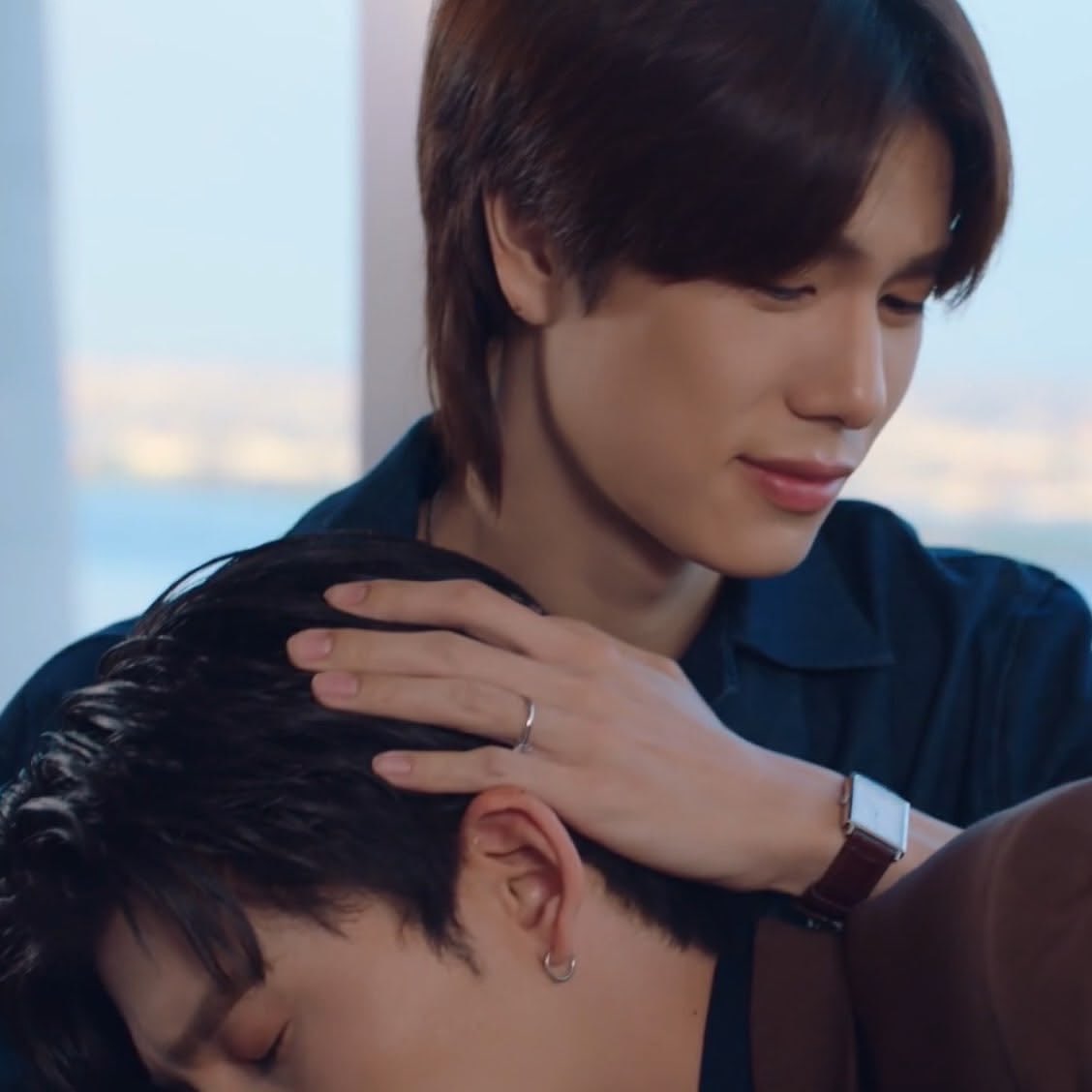 buzunkalbii's tweet photo. Phuwin’s habit of patting on pond’s  head is the cutest thing I’ve ever seen🫠🥺😭 https://t.co/g9kGQ1EYTK