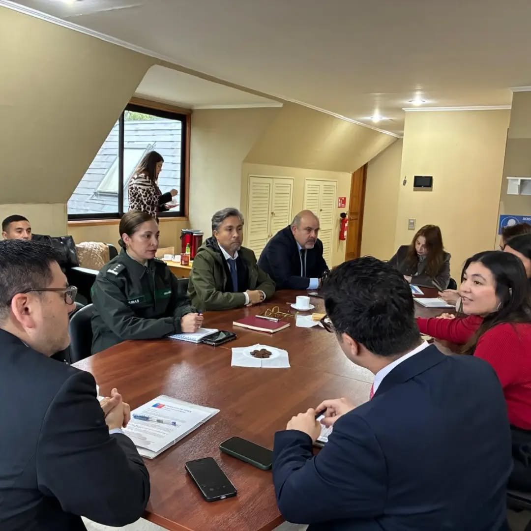 DPP_Maule's tweet photo. La Comisión Regional de Justicia Maule sesionó para abordar estado de los servicios vinculados frente a la emergencia climática y reforzar continuidad en la atención a usuari@s.
Defensor Regional, José Luis Craig, informó que oficina de comuna de Licantén mantiene atención remota https://t.co/CFRLhblsEn