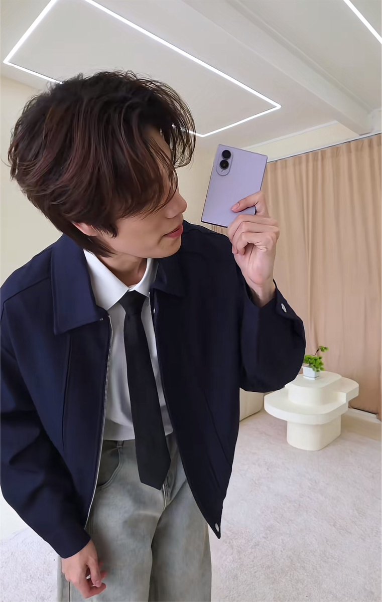 PhuwinOfficial's tweet photo. Galaxy Z Fold8 เท่ เบา เอาใจไปเลย

TikTok : samsungthailand 

29JUL Peachy Bliss PHUWIN
❥@phuwintang🍯
#phuwintang
#GalaxyxPhuwin
#GalaxyZFold8 https://t.co/1FIfZqO2mH