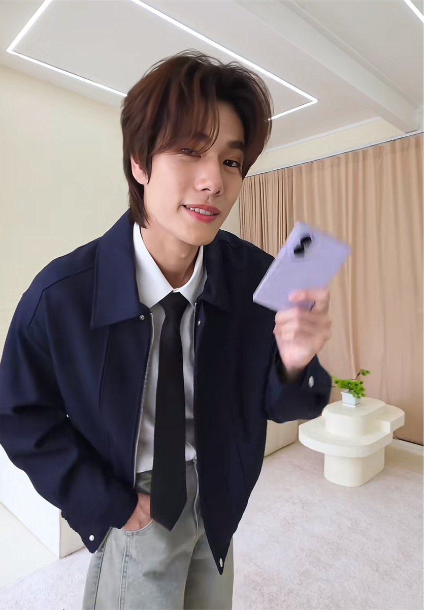 PhuwinOfficial's tweet photo. Galaxy Z Fold8 เท่ เบา เอาใจไปเลย

TikTok : samsungthailand 

29JUL Peachy Bliss PHUWIN
❥@phuwintang🍯
#phuwintang
#GalaxyxPhuwin
#GalaxyZFold8 https://t.co/1FIfZqO2mH