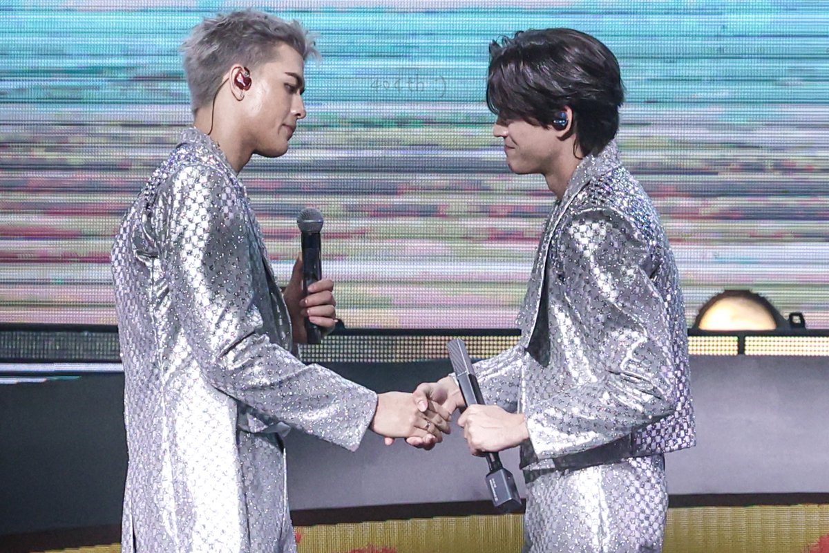 moonmaker404th's tweet photo. อยากกอดทุกคน แต่ทำไม่ได้ เลยไปกอดคนข้างๆแทน
พี่ให้เลย สเตปเคะ���ันนี้🔟🔟🔟

#JossGawinConcert
#JossGawin https://t.co/gkAhSN1sWH