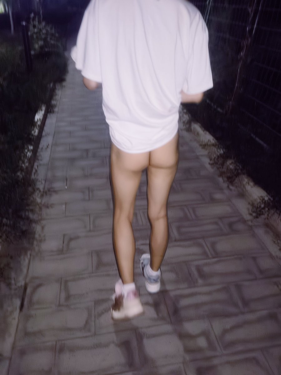 ryx2778's tweet photo. 和男大在公园散步 #野裸 #天体 #暴露 https://t.co/vT2Qwf4omg