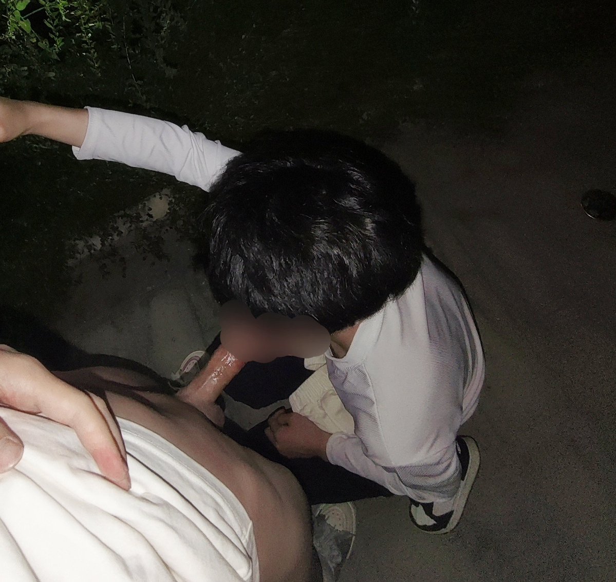ryx2778's tweet photo. 和男大在公园散步 #野裸 #天体 #暴露 https://t.co/vT2Qwf4omg