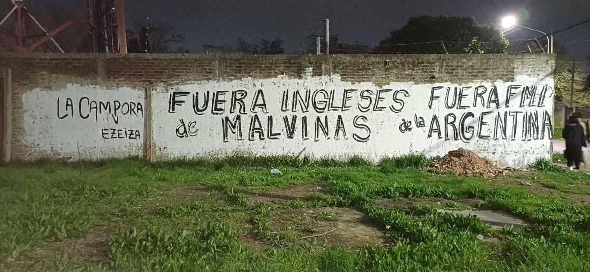 la_campora's tweet photo. En todo el país: fuera ingleses de Malvinas, fuera FMI de la Argentina. https://t.co/ehLqUCZ5Tq