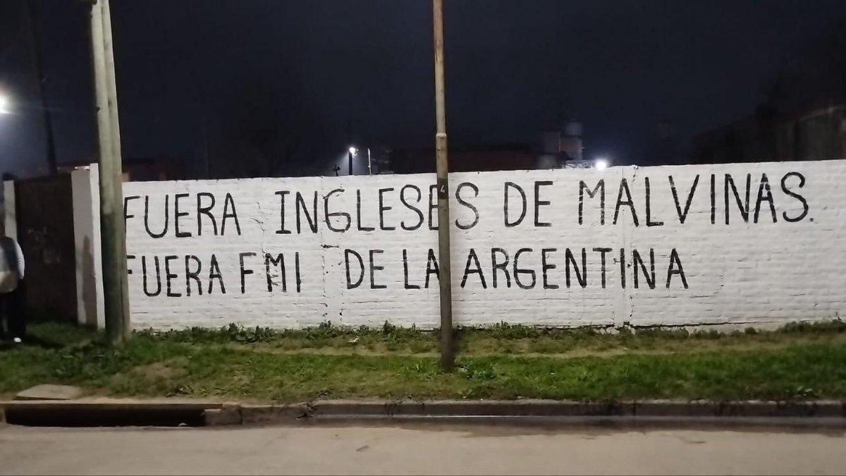 la_campora's tweet photo. En todo el país: fuera ingleses de Malvinas, fuera FMI de la Argentina. https://t.co/ehLqUCZ5Tq