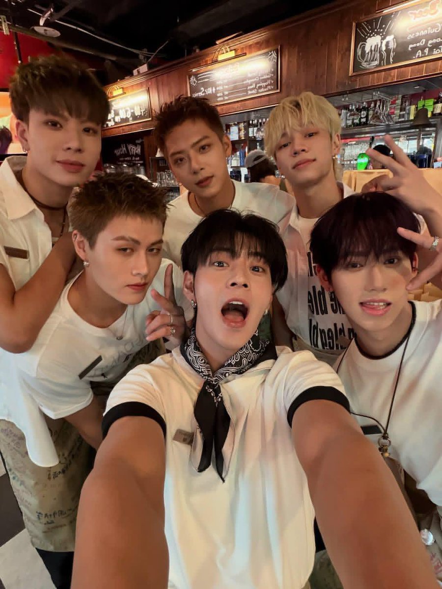 svt_dk_my's tweet photo. HAPPY 1st Anniversary 🎂🎉

#SEVENTOEIGHT https://t.co/CdntrraxUc