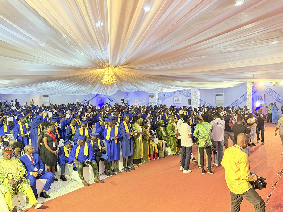 MdiOuedraogo's tweet photo. J’ai eu l’honneur d’être Maître de Cérémonie pour la 2è fois consécutive de la remise de diplômes #2IE. La 55è promotion a reçu ses diplômes ce 28 juillet 2026 à la salle des Banquets de #Ouaga2000 #BurkinaFaso. Ils étaient 976 à être célébrés. Embrasser l’avenir avec confiance https://t.co/iq6sd3sKb2