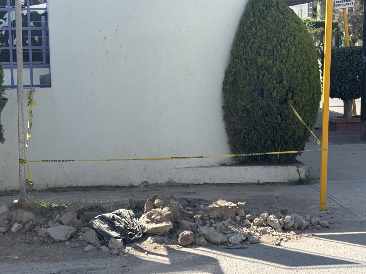 RcisneroA's tweet photo. @Interapas Qué bien que hagan estas obras. Sólo les pido que terminen una obra inconclusa desde hace dos meses para tapar una fuga en la calle Madreselva esquina. Av. Robles, Fracc. Tecnológico https://t.co/Tw0oTKqy5G
