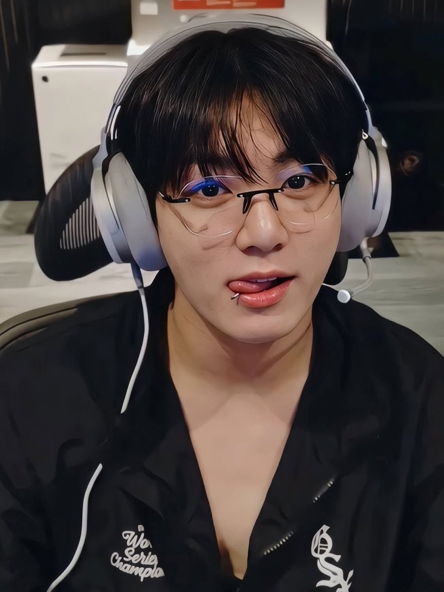 JeonJungkoh's tweet photo. Do you love me https://t.co/IypYLML1WU