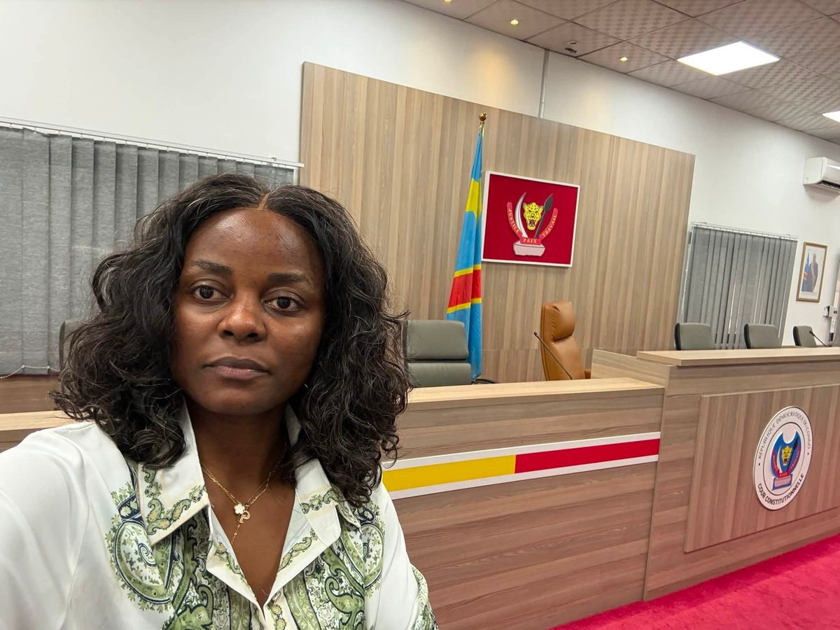 22Chancellatsha's tweet photo. Ce qu'il faut retenir de l'arrêt de la Cour constitutionnelle sur la loi portant organisation du référendum en RDC

La Cour constitutionnelle a déclaré recevable la requête introduite par le Président de la République, Félix Tshisekedi, et s'est reconnue compétente pour examiner la conformité de la loi portant organisation du référendum à la Constitution. À l'issue de son contrôle, elle a jugé que le texte est globalement conforme à la Constitution, tout en formulant des réserves d'interprétation sur plusieurs dispositions, notamment les articles 3, 4, 5, 7, 8, 9, 10, 12, 14, 19, 21, 23 et 43. Ces réserves devront être respectées lors de l'application de la loi.

Cette décision intervient après un long parcours institutionnel. Initiée sous forme de proposition de loi, la loi sur l'organisation du référendum a d'abord été adoptée par l'Assemblée nationale, puis par le Sénat, avant qu'une commission mixte paritaire n'harmonise le texte définitif. Celui-ci a ensuite été transmis au Président de la République. Plutôt que de la promulguer immédiatement, Félix Tshisekedi a choisi de saisir la Cour constitutionnelle afin de vérifier sa conformité à la Constitution, conformément aux mécanismes de contrôle prévus par la loi fondamentale. 

Dans son arrêt, la Cour ordonne que la loi soit publiée au Journal officiel avec son arrêt en annexe, afin que les réserves formulées soient prises en compte lors de son application. Elle précise également que l'arrêt sera notifié aux principales institutions de la République, notamment au Président de l'Assemblée nationale, au Président du Sénat et à la Première ministre, avant sa publication officielle.

En validant la constitutionnalité de cette loi sous réserves, la Cour constitutionnelle franchit une étape déterminante du processus législatif. La voie est désormais ouverte à la promulgation du texte par le Président de la République, tout en imposant le respect des observations formulées par la haute juridiction pour garantir une application conforme à la Constitution.

Chancella Tshala.
