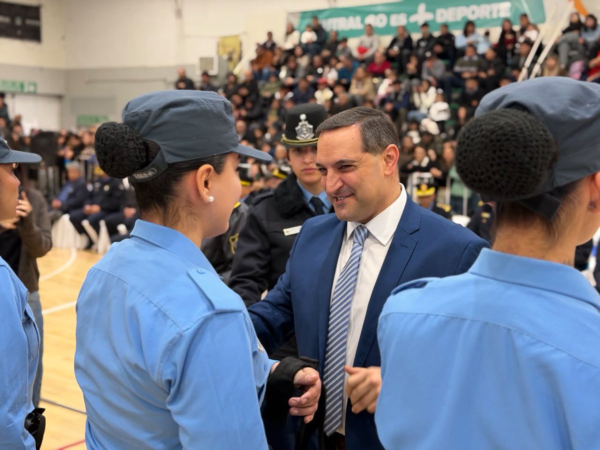 minsegneuquen's tweet photo. Hoy dimos un nuevo paso para fortalecer la seguridad en Neuquén. 

👮👮‍♀️En Cutral Co egresaron 177 nuevos agentes del Cuerpo de Seguridad y Penitenciario, que desde ahora se incorporan para prestar servicio en distintos puntos de la provincia. 👇 https://t.co/khV5dq73Bj