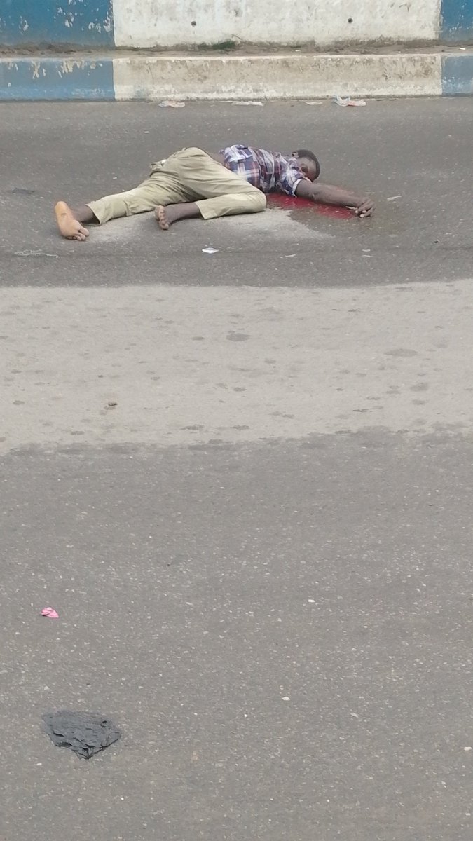 precious3h's tweet photo. #EmergencyResponse #riverstate @WazobiaFMPH  @CoolFMNigeria @instablog9ja  @phspecials @porthacourtsocial a car knocked him down from the overhead bridge this happened in Rumuokoro in my eyes exactly time 4:40pm and this is 6:17pm but no one to help and he is still breathing https://t.co/CH5qUyX2cd