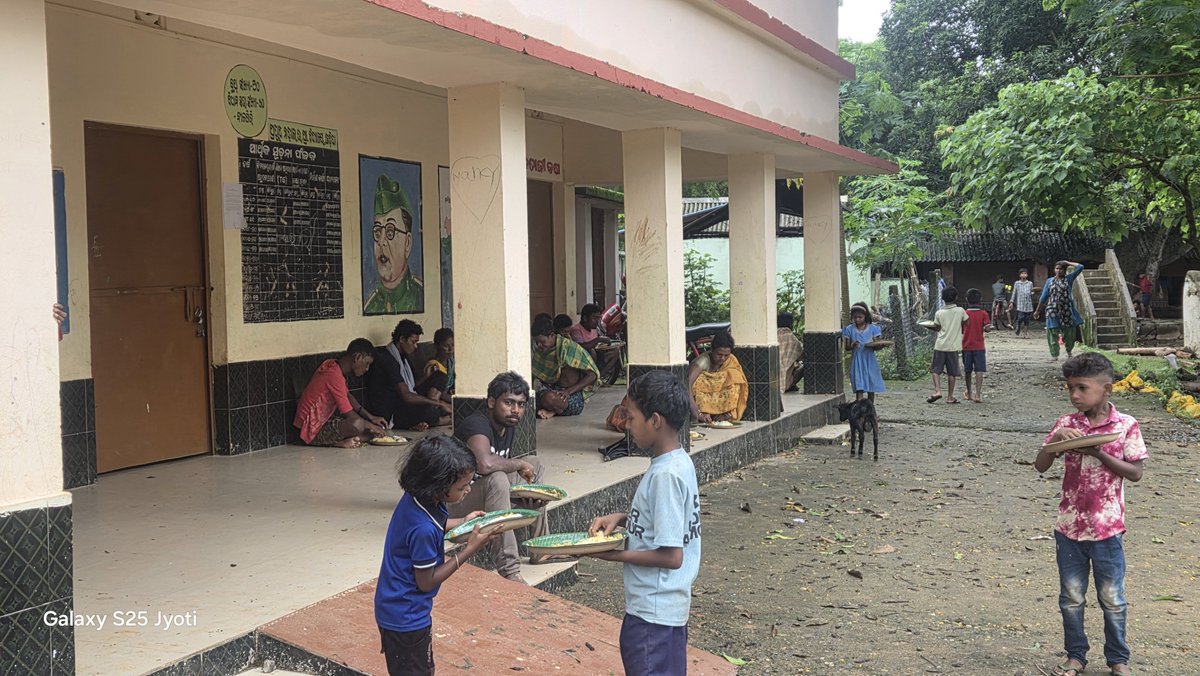 PatitapabanLen's tweet photo. Continuous heavy rainfall has led to severe waterlogging across Nilagiri Constituency.
To support affected families, cooked food relief was distributed today in Jadida GP (Podasul, Jamudihi, Baunsanal, Dengasahi, Dahisahi, Chandrapur &amp; surrounding areas). We stand with our people https://t.co/SdDsYwWwn9
