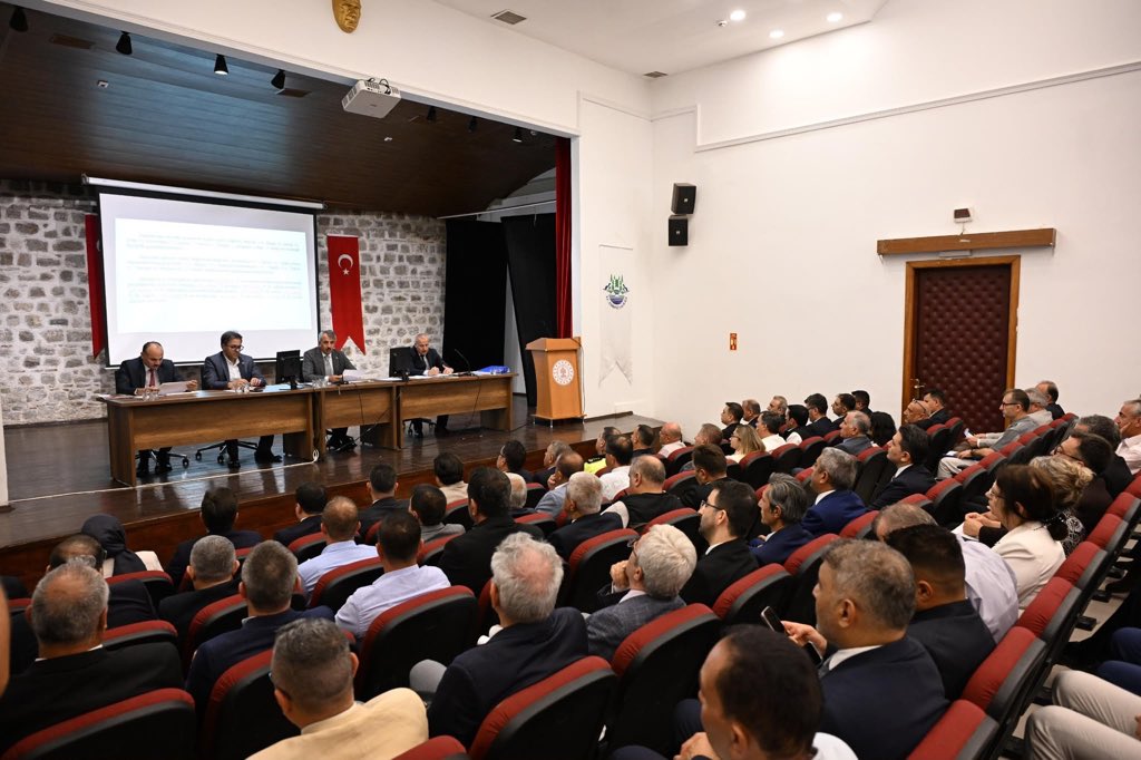 EdirneBel's tweet photo. Belediye Başkan Yardımcılarımız, Edirne Valisi Yunus Sezer başkanlığında gerçekleştirilen İl Koordinasyon Kurulu 2026 Yılı İkinci Dönem Toplantısı’na katıldı.

Toplantıda ilimiz genelinde devam eden ve planlanan kamu yatırımları değerlendirilirken, kurumlar arası koordinasyon gerektiren konular ele alındı.