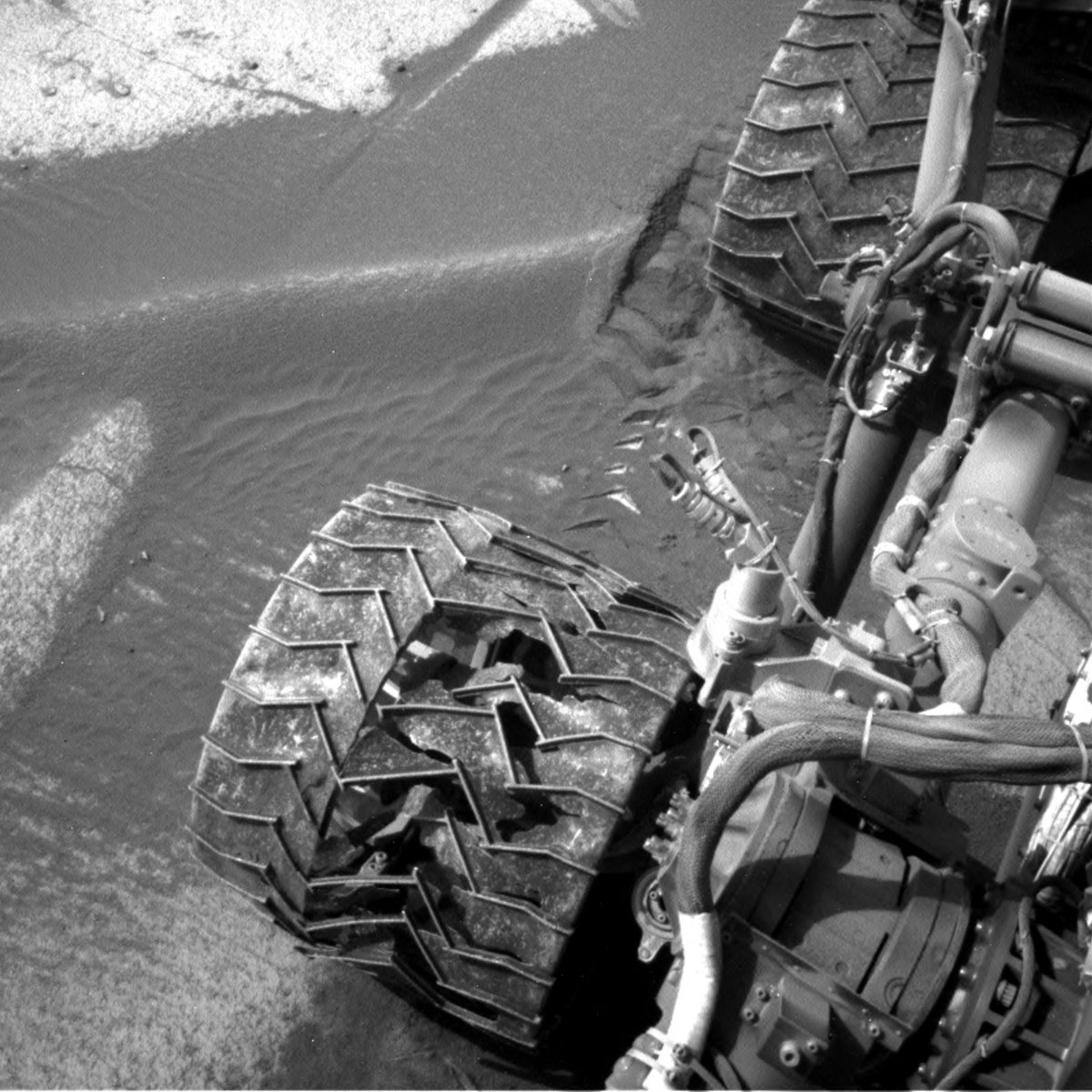 SpaceNosey's tweet photo. Pobre Curiosity, tiene las ruedas machacadas.

Estas fotos son de hace unos días.
@MarsCuriosity @NASA @NASAJPL https://t.co/g10lIqtYB7