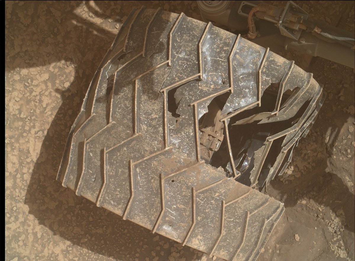 SpaceNosey's tweet photo. Pobre Curiosity, tiene las ruedas machacadas.

Estas fotos son de hace unos días.
@MarsCuriosity @NASA @NASAJPL https://t.co/g10lIqtYB7