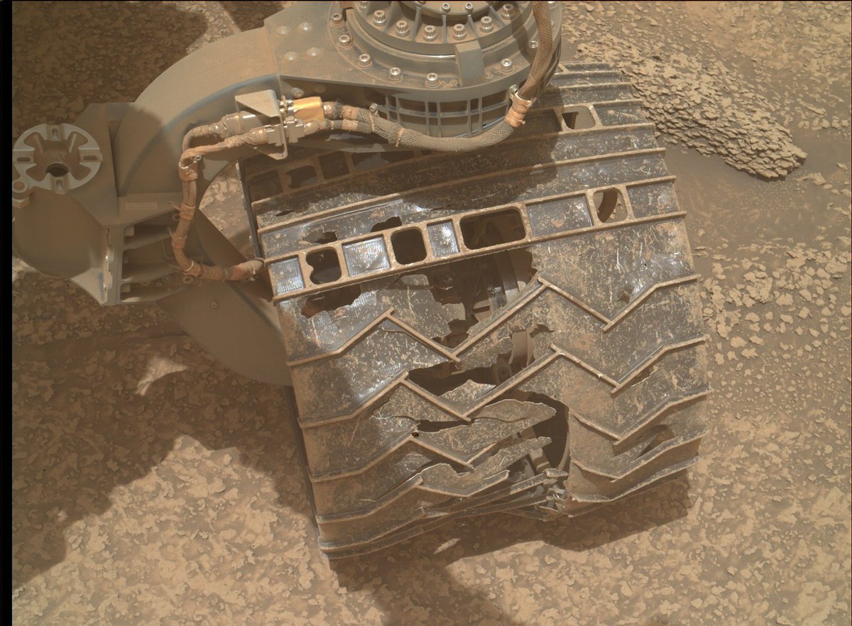 SpaceNosey's tweet photo. Pobre Curiosity, tiene las ruedas machacadas.

Estas fotos son de hace unos días.
@MarsCuriosity @NASA @NASAJPL https://t.co/g10lIqtYB7