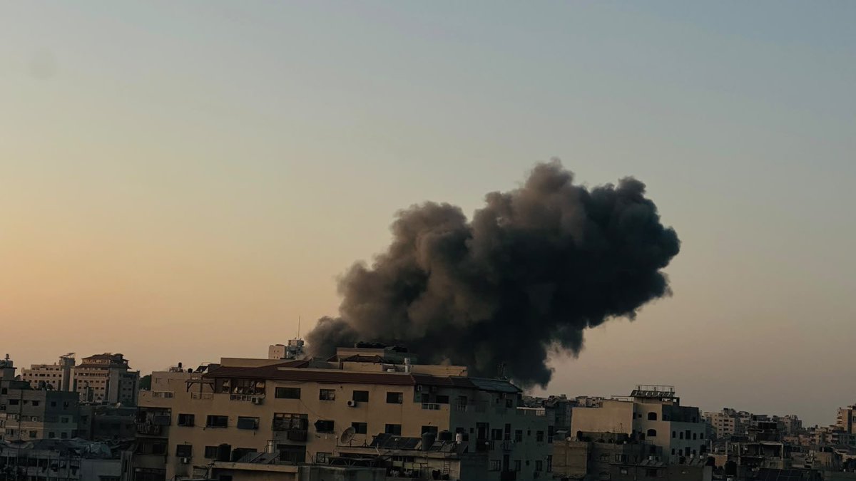 Hakeam's tweet photo. غزة هذا المساء .. 

من قصف طائرات الاحتلال مسجد المتقين في منطقة اليرموك وسط مدينة غزة. https://t.co/HfagGNCyzb