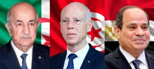 NezamMahdawi's tweet photo. يرتعد من على يمين الصورة ومن على يسارها من ثوراتٍ تنتقل عدواها بين الشعوب.

كلاهما جاء من مؤسسة عسكرية تهيمن على مفاصل الدولة. وعند كليهما تُساوي الديمقراطية الإرهاب، حتى غدت كلمةً محرّمة، يسخّر كل حاكم سياساته، وإمكاناته، وأجهزة دولته لمحاربة كل من يطالب بالحرية.

أما قيس سعيّد، الجالس في المنتصف، فليس عسكريًا، لكنه يحظى بدعم #تبون و #السيسي ورعايتهما، لا حبًا فيه، بل خوفًا من أن تسري عدوى الثورات.

الثلاثة ما زالوا أسرى عقلية الحكم الشمولي الديكتاتوري، ولا واحد منهم قادر على استيعاب أن العالم يتغير فعلًا، وأنه لا أحد يستطيع الوقوف في وجه الشعوب حين تختار لحظتها.

إن أنظمتهم المتعفنة لا تمنع الانفجار، بل تؤجله فقط؛ فلا وجود لأي مشروع يتيح للشعوب المشاركة في حكم أوطانها أو تقرير مصيرها، والحكام الثلاثة هم أنفسهم من يقودون إلى ذلك الانفجار.